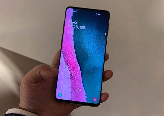 三星旗舰机Galaxy S10。（图／黄慧雯摄）