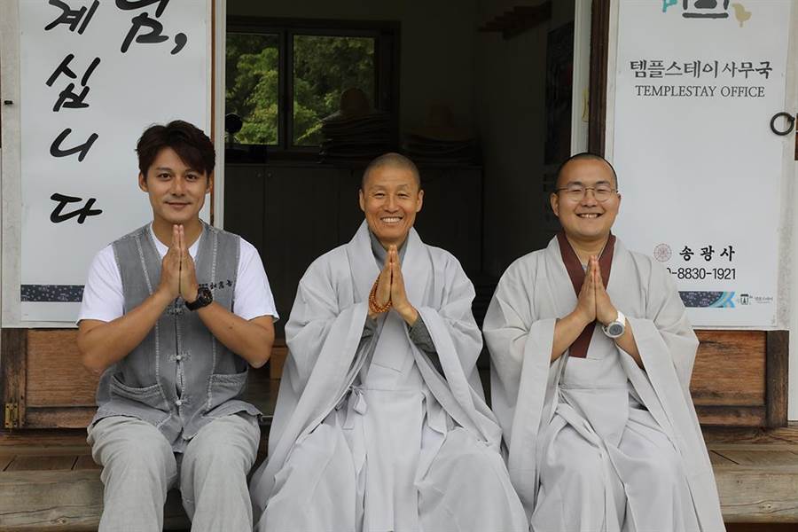 廖科溢(圖左)在韓國佛寺打禪體驗僧侶生活。(圖/亞洲旅遊台提供)