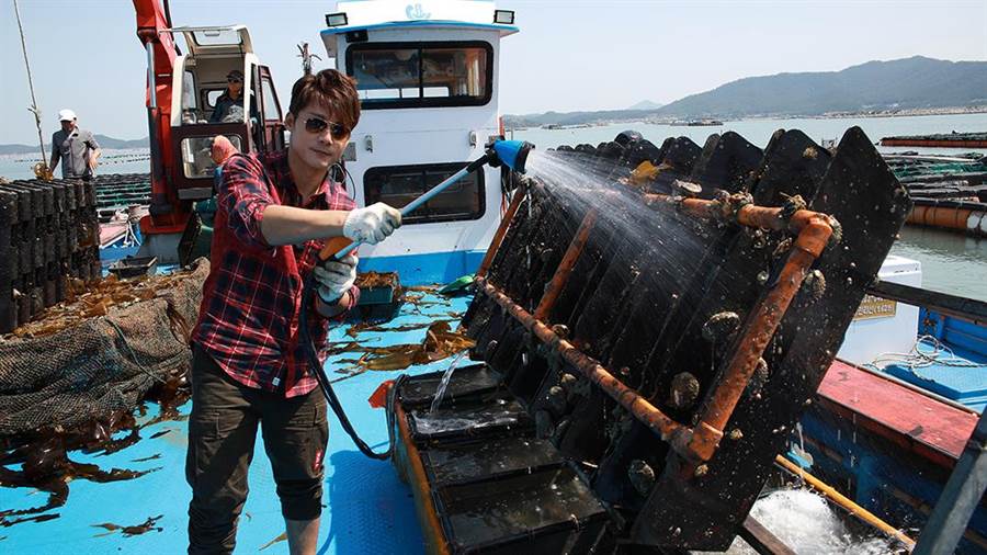 廖科溢在鮑魚養殖場體驗如何養殖鮑魚。(圖/亞洲旅遊台提供)