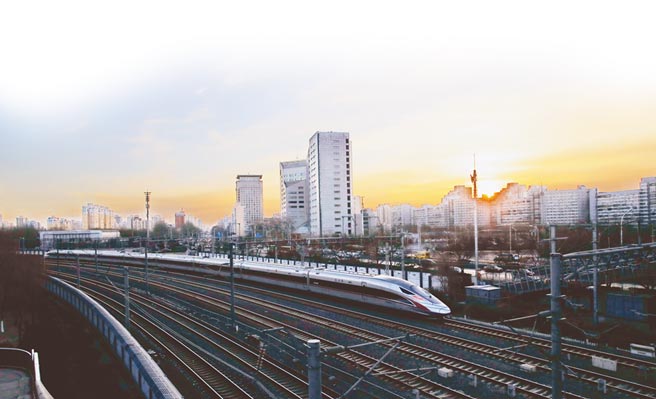 高铁加强城市与城市之间的交流。（CFP）