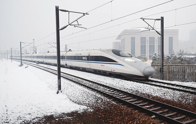 在下雪天运行的高铁。（CFP）