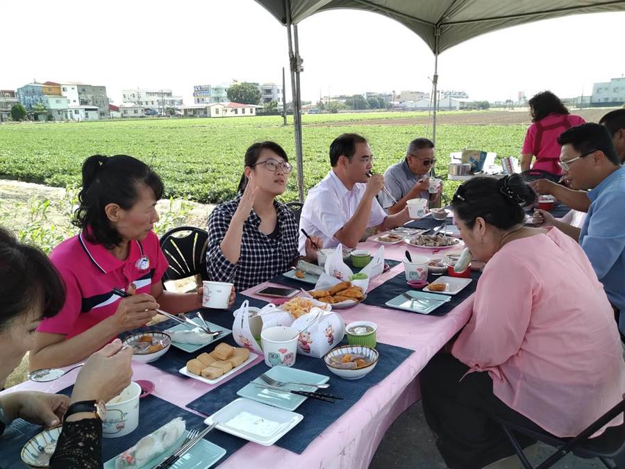 大家一路品嘗新居民美食。（許素惠攝）