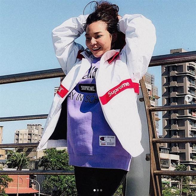 与去年的照片相比，艺人小甜甜现在消瘦许多。(图/摘自IG)