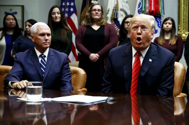 前白宫策士巴农指出，川普团队对民主党弹劾调查太过掉以轻心，警告川普6周内就可能被弹劾。（图／美联社）