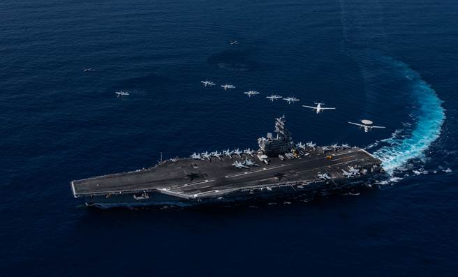 美国「雷根」号（USS Ronald Reagan，CVN76）航母10月9日航行南海，舰载机在上空形成编队飞行。（美国海军）