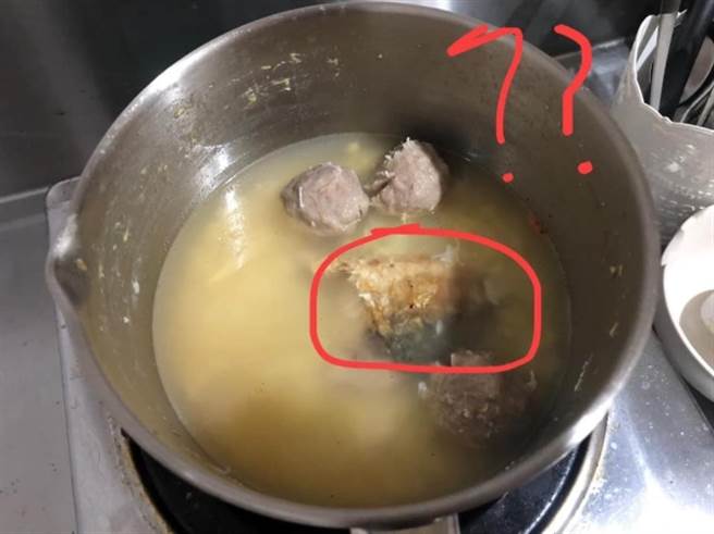 网友PO出老公把剩鱼丢进汤锅的照片，大嘆美食一秒变厨余。（图／摘自脸书爆怨公社）