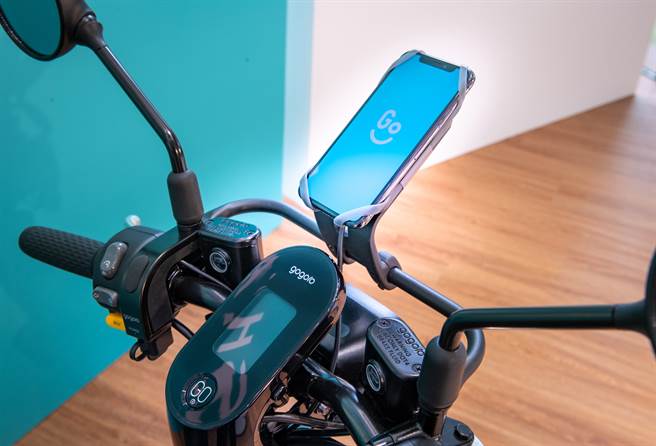 GoShare在台北市投放的Gogoro VIVA，均配備一般購車時需升級選配的無線充電手機架。(GoShare提供／黃慧雯台北傳真)