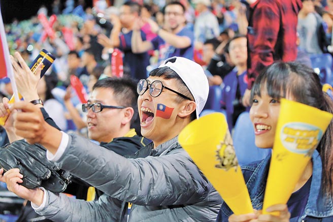亞洲棒球錦標賽中華與日本爭霸，球迷興奮加油。（黃國峰攝）