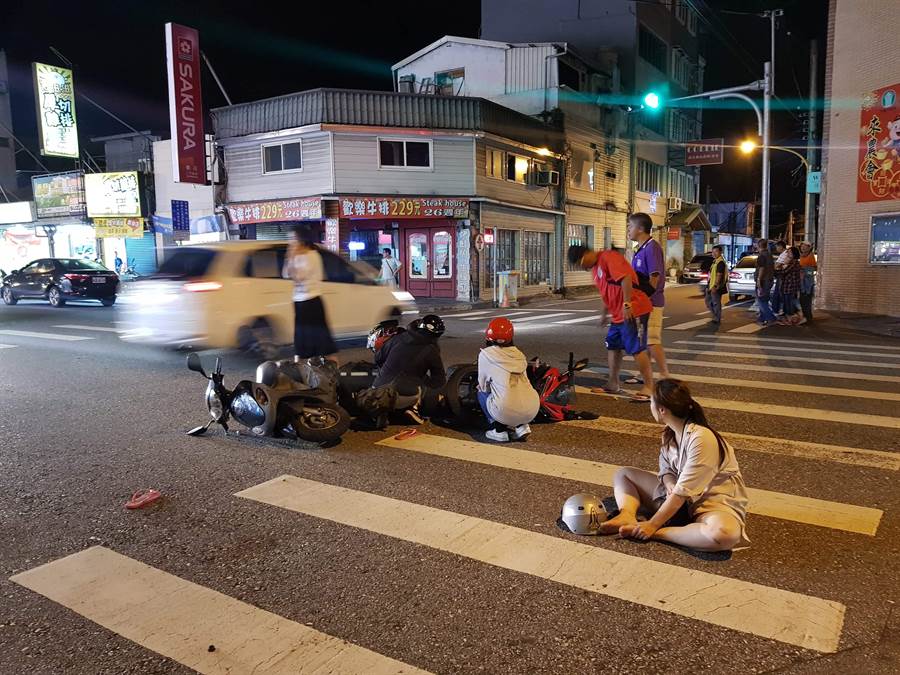 董姓美食外送員疑似左轉時未禮讓直行車，與陳姓女騎士對撞，所幸兩人都只受到輕微擦挫傷。（民眾提供／王昱凱花蓮傳真）