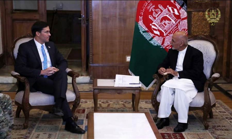 美國國防部長艾斯培，20日與阿富汗總統賈尼舉行會談。(路透)