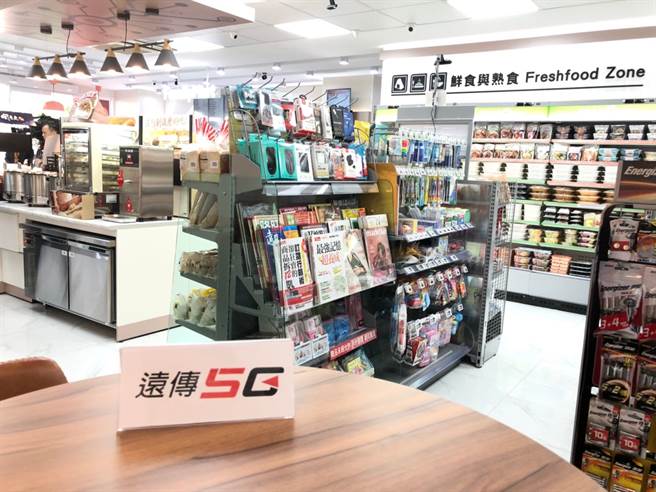 远传宣布率先于全家「科技概念2号店」设置远传5G测试实验站台，开放消费者于店铺实际体验5G的FamiWifi。(远传提供／黄慧雯台北传真)