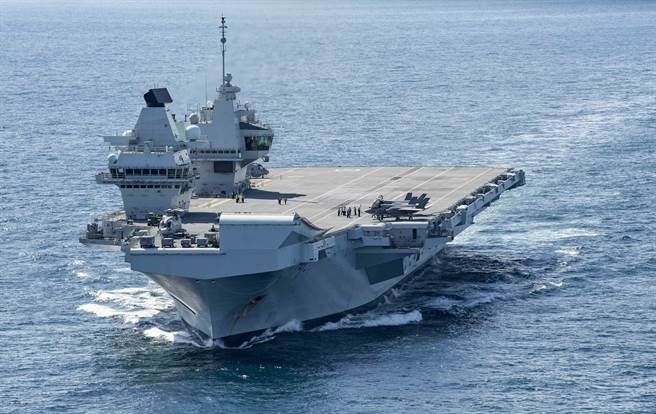 英国「伊莉莎白女王」号（HMS Queen Elizabeth，R08）航母10月17穿越大西洋的画面，英国617中队与美国海军陆战队航空兵中队从2021年起，将开始在舰上进行战斗部署。（美国海军）