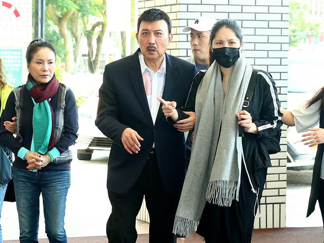 余苑綺(右)直腸癌復發，由父親余天(中)及母親李亞萍等家人陪同至榮總複診。(資料照 粘耿豪攝)