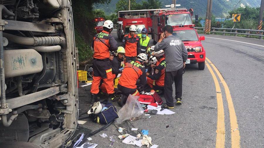 蘇花公路114.5公里處今天發生聯結車與小客車擦撞事故，造成3人受傷。（宜蘭縣消防局提供／李忠一宜蘭傳真）