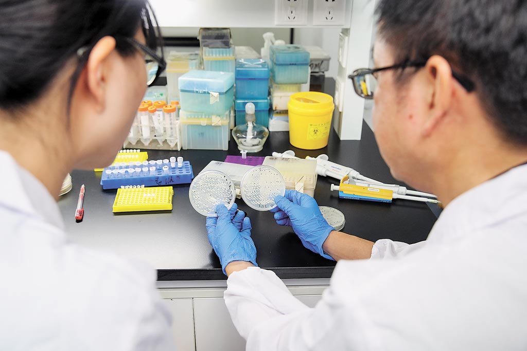 中科院上海營養與健康研究所，找出位於22號染色體的主要抑癌基因。（新華社資料照片）