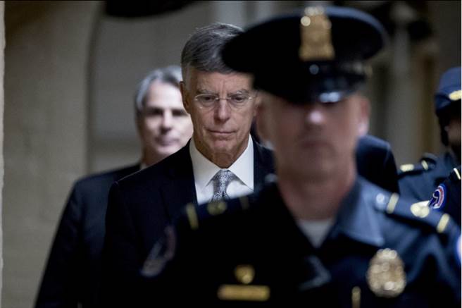 美駐烏克蘭最高外交官員22日作證，他自稱被「非正規管道」告知，川普會扣住對烏3.91億美元的軍援，直到基輔當局公開宣布展開有利於川普連任機會的多項調查，與先前「吹哨者」對川普指控相同。圖為美駐烏克蘭最高外交官員泰勒（美聯社）。