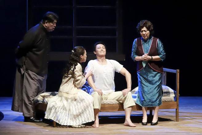 王燦（右二）。民視提供