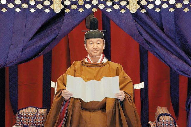 日本天皇德仁22日在皇宮正殿「松之間」舉行儀式，宣告正式即位。（美聯社）