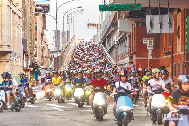 图为Gogoro车主快闪台北桥，以零排放、低噪音的车阵，改写台北桥的「机车瀑布」景观。（车主提供）