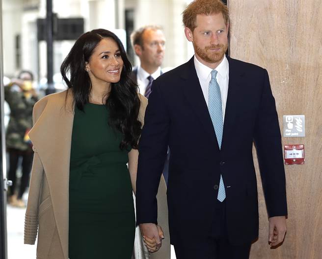 哈利王子与梅根15日手牵手，一起出席伦敦的「孩子!愿你健康奖」（WellChild Awards）颁奖仪式。（美联社）