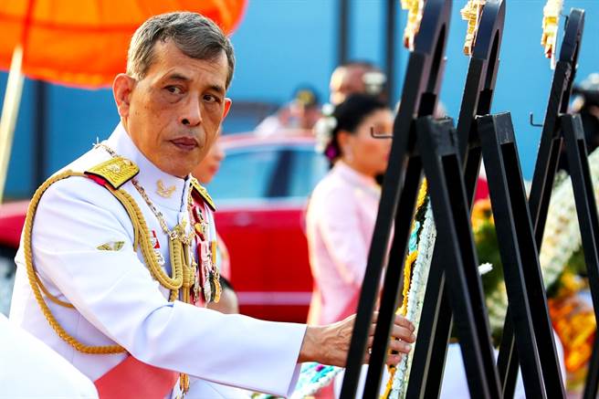 才废除宠妃诗妮娜军衔和妃子头衔，泰王瓦吉拉隆功23日再开除6名王宫高阶官员，谴责他们「行为极度恶劣」。（图／路透社）