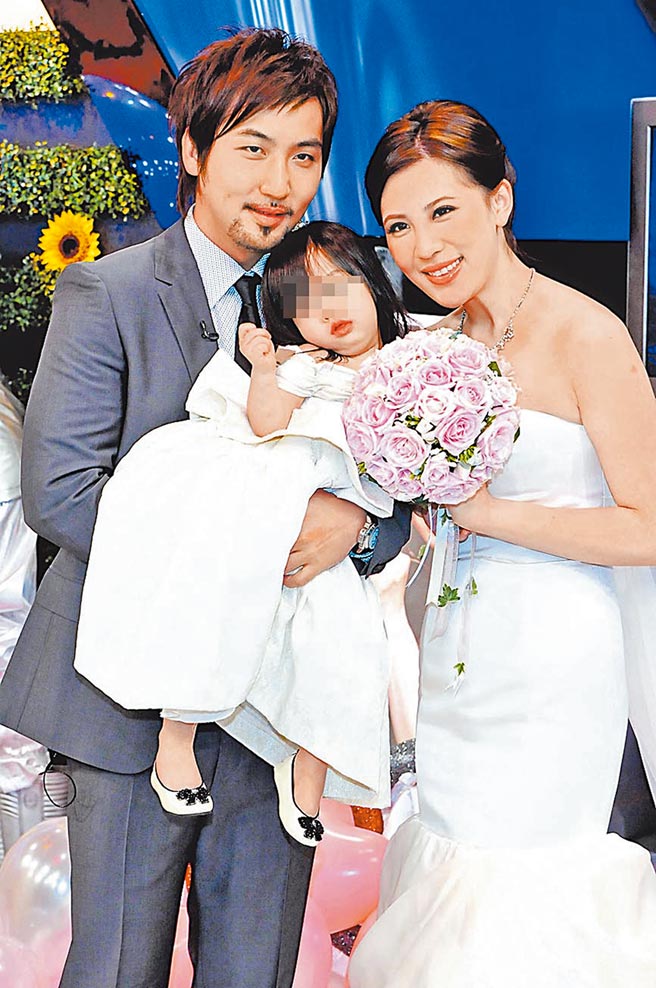 小禎（右）2009年曾和李進良帶著女兒上節目，當時的恩愛之情已成追憶。（資料照片）