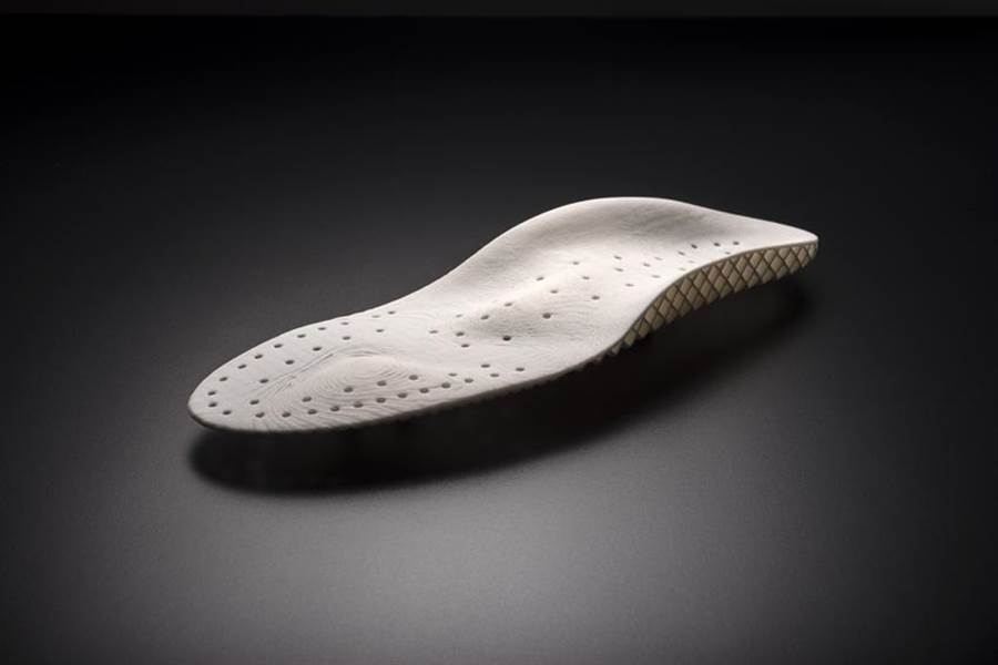 科思創於K展上展示3D列印矯正型鞋墊，使用TPU透過高效率自動化且數位化的過程生產，幾乎不產生廢料。圖／科思創提供