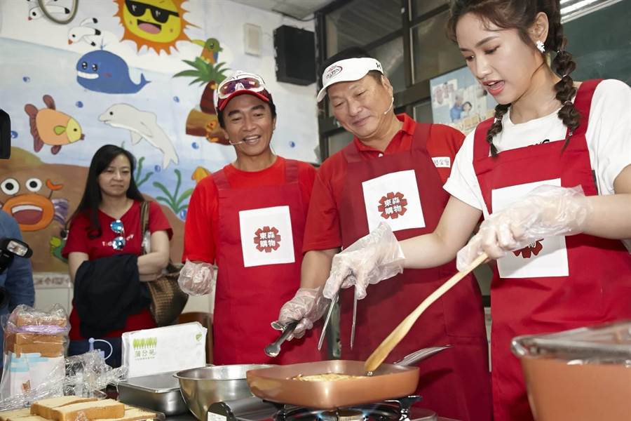 藝人吳宗憲（右三）設下選女婿門檻。（東森購物提供／邱立雅桃園傳真）