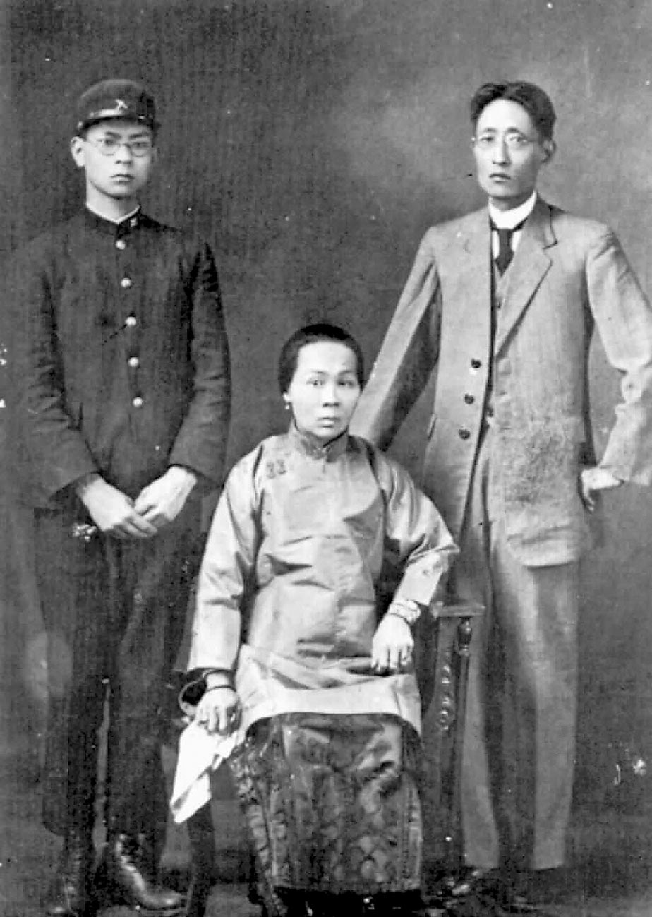 連橫（右一）夫婦與獨子震東1922年攝於日本。（本報系資料照片／取自連震東先生紀念集）