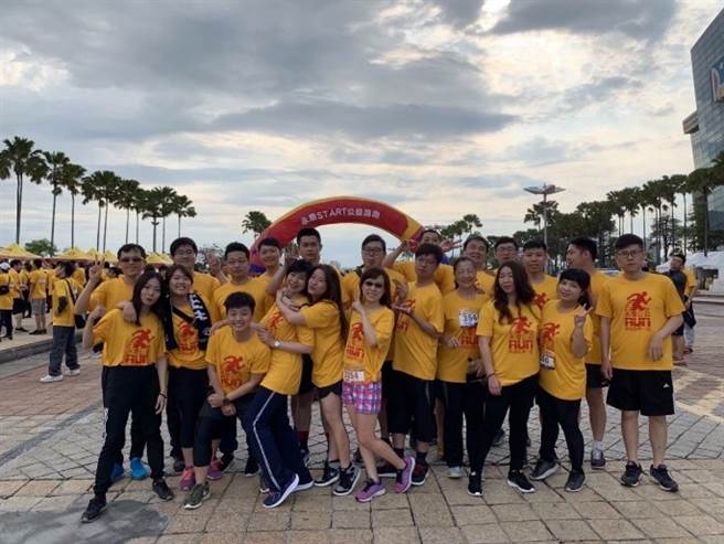 永庆不动产高雄R14文信加盟店全员热心公益，经常一起出动做志工，回馈社会。图/永庆不动产提供