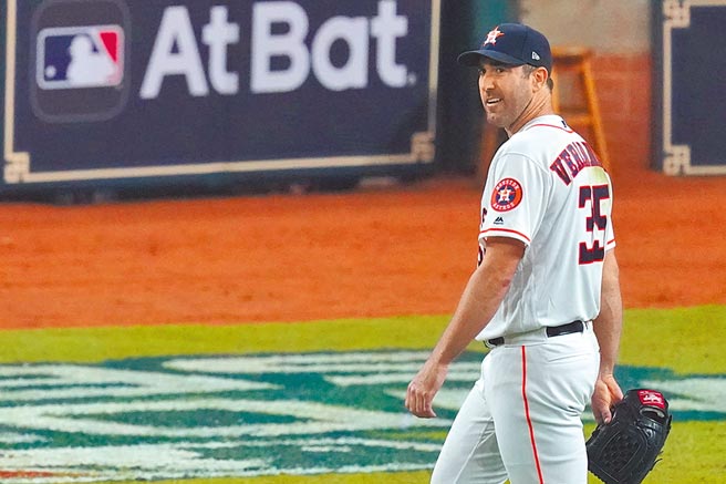 韦蓝德7局上挨轰，只能悻悻然的退场。（美联社）