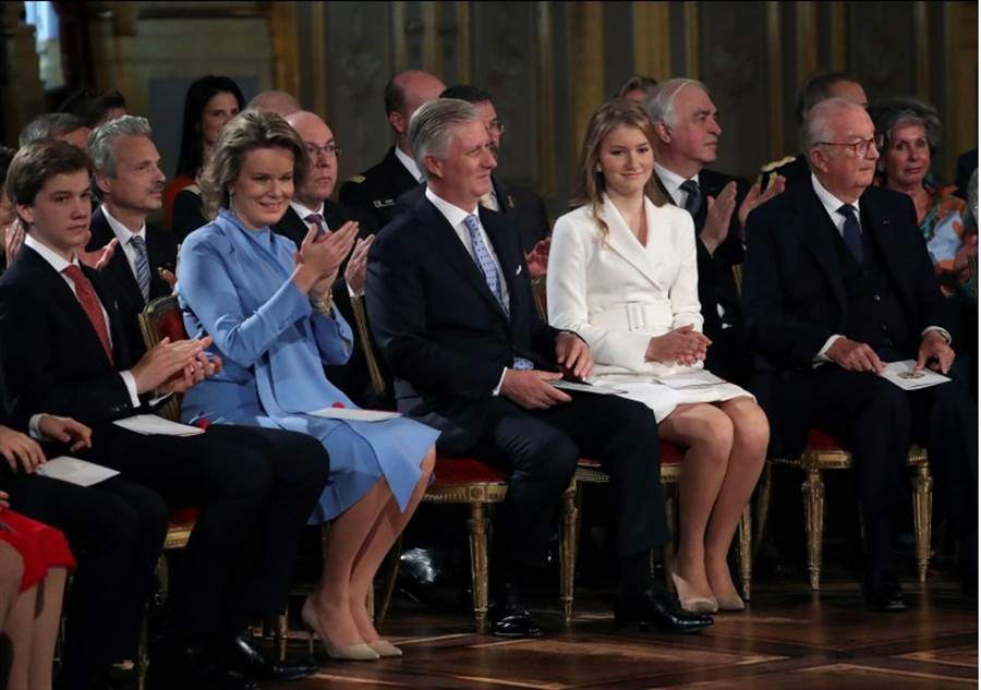 圖左至右：比利時王子加布里埃爾、國王菲利普和王后瑪蒂爾德王后出席在布魯塞爾王宮舉行的女王儲伊莉莎白（穿白衣者）18歲慶生活動。（路透）
