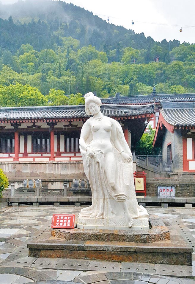 西安華清池的楊貴妃出浴雕像。（取自微博@石全石美滴）