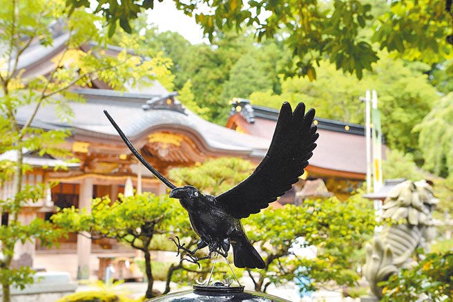 日本和歌山縣熊野本宮大社的一尊三足烏雕像。（新華社資料照片）