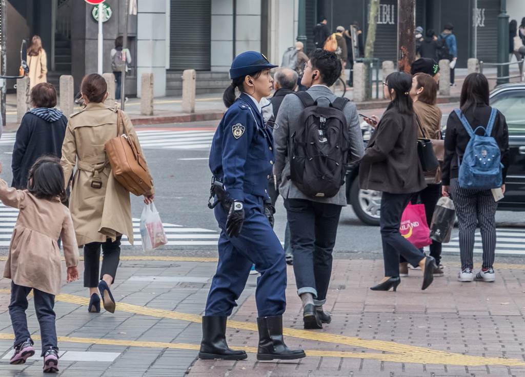 北海道警界驚爆至少7男警與1女警搞不倫。（示意圖，非當事人。達志影像/shutterstock提供）