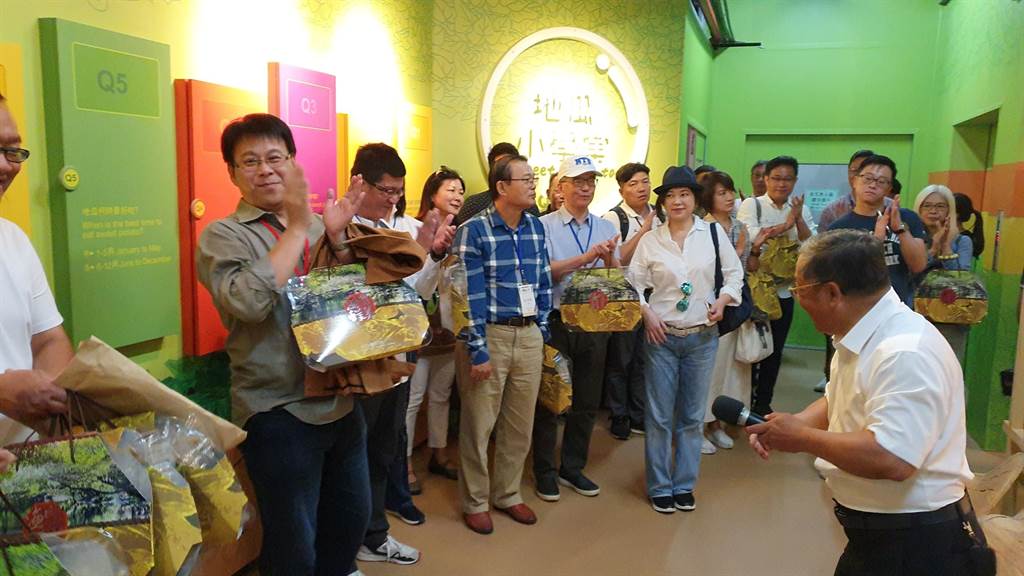 科技農企業總裁班參訪地瓜小學堂。(台灣大學生農學院提供)