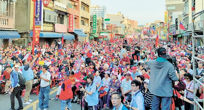 在新竹市竹蓮寺舉辦的超越藍綠，庶民起義活動，韓國瑜沒來照樣滿場。（羅浚濱攝）