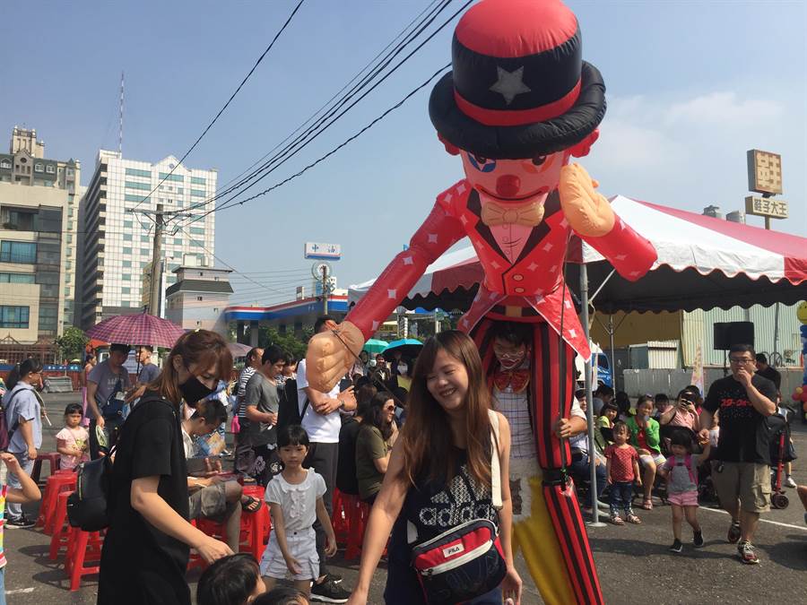 現場小丑與孩子們互動。（曹婷婷攝）