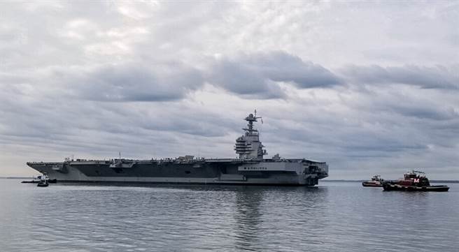 美国海军最新航母「福特」号10月25日离开维吉尼亚州纽波特纽斯船厂（Newport News Shipbuilding），准备展开进一步海试。（美国海军）