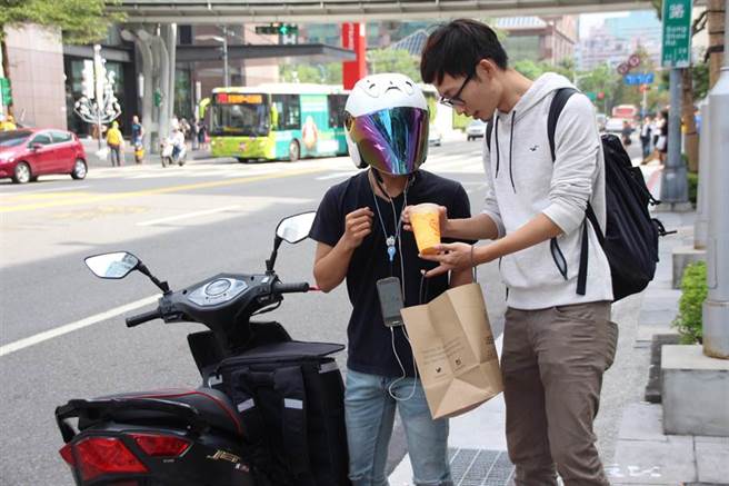 外送竞争激烈？穿这样上班网看呆(示意图/中时资料库.陈佑诚摄)