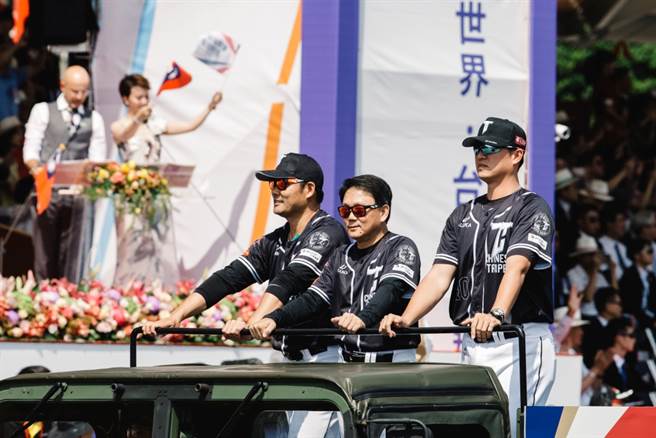 世界12強棒球賽中華隊教練黃甘霖(左起)、洪一中、王建民參與國慶遊行。(本報資料照)