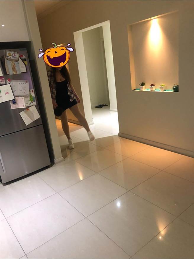 妈妈穿U领洋装大方秀出傲人上围(图/网友Pei Lin提供)