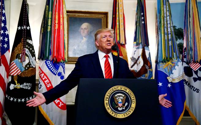 美國總統川普27日發表重大聲明，宣布伊斯蘭國首腦巴格達迪已在美軍軍事行動中死亡，談話中還洩漏軍事行動細節，專家痛罵將置美軍於險境。（圖／路透社）