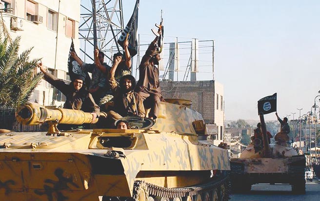 2014年，勢如破竹的伊斯蘭國武裝分子乘著坦克、高舉旗子在敘利亞城市拉卡遊行。（美聯社）