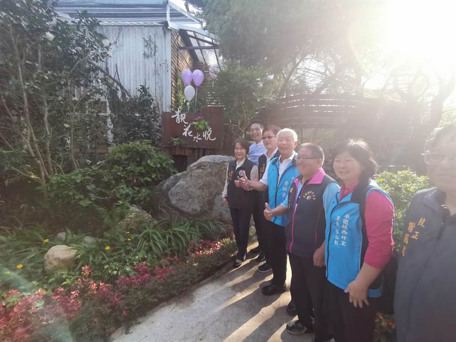 卓蘭知名景點「花露休閒農場」新設蘭花館，命名為「靚花水悅」，苗栗縣副縣長鄧桂菊主持揭牌儀式。〔謝明俊攝〕