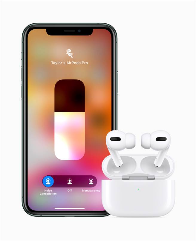 快速轻点「控制中心」的音量滑杆，即可轻松在AirPods Pro「主动式降噪」功能和「通透」模式之间进行切换。（摘自苹果官网）
