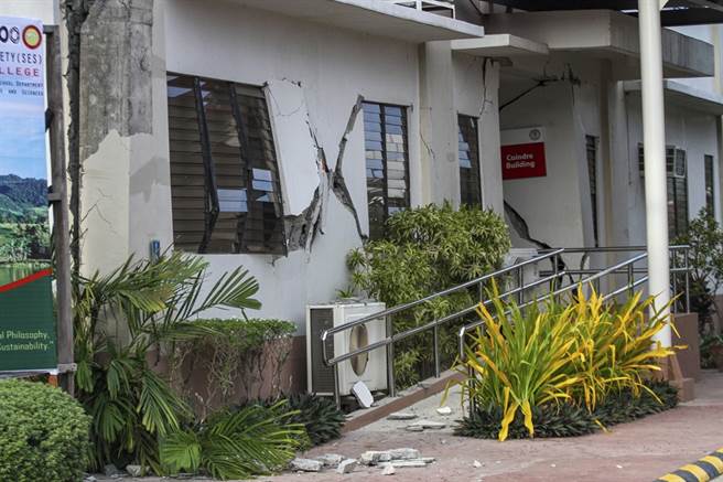 10月16日纳卯市西南方62公里处发生的规模6.4地震才在当地造成数十栋建筑受损。（图／美联社）