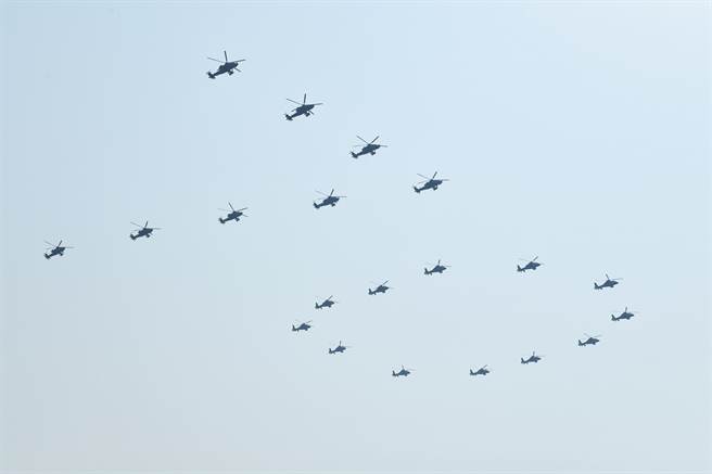 在10月1日的中共建政70周年大阅兵中，20架解放军直升机在北京天安门上空组成「70」的字样。（新华社）