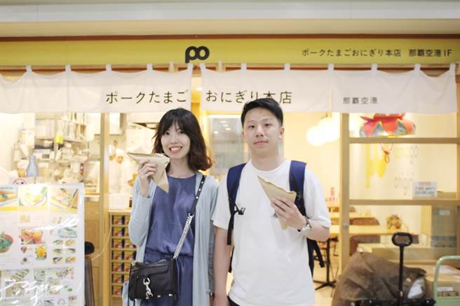 永庆房屋中和区店长李柏纬(图右)安排一年至少出国2~3次，最喜欢带着老婆到日本感受自助旅游的乐趣。