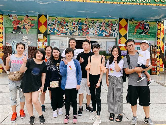 除了努力工作，李柏纬店长也带领团队用力玩！照片是今年去花莲员工旅游的开心合影。